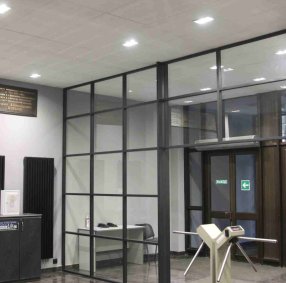 Высокие потолки (3–3,5 м)