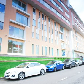 Подземная парковка (50 мест) + наземная (80 мест)