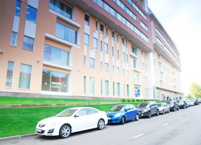 Подземная парковка (50 мест) + наземная (80 мест)