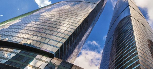 Стеклянный фасад с уникальной геометрией.