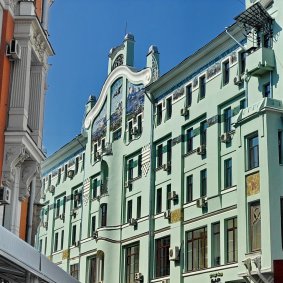 Сохраненные мраморные лестницы и витражи