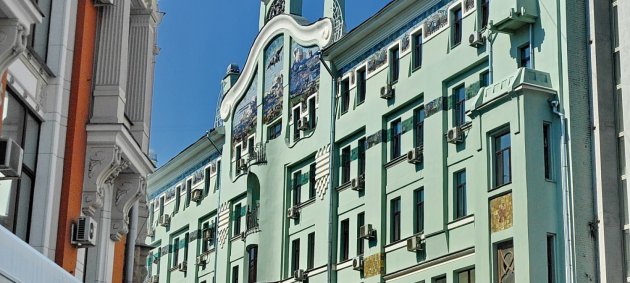 Сохраненные мраморные лестницы и витражи