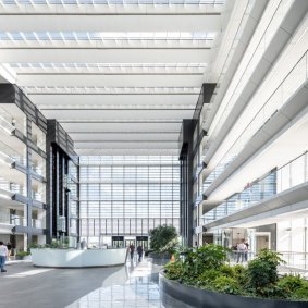 Просторный атриум и зона ресепшн