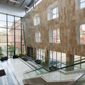 Высота потолков: 3,7–4,5 м