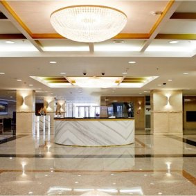 Футуристичный дизайн с фасадом из стекла и стали