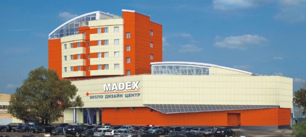 Современный стиль с фасадным остеклением