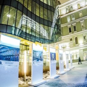 Фасад: комбинация стекла и натурального камня