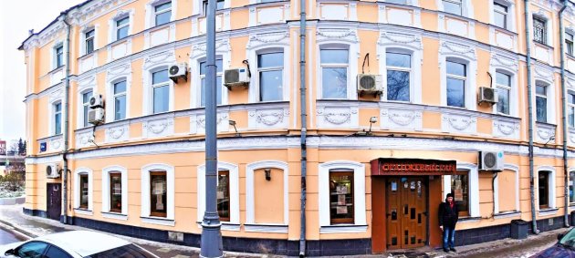 Высота потолков 2.7-3.2 м