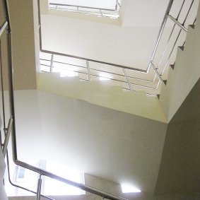 Высота потолков 3,3 м, естественное освещение